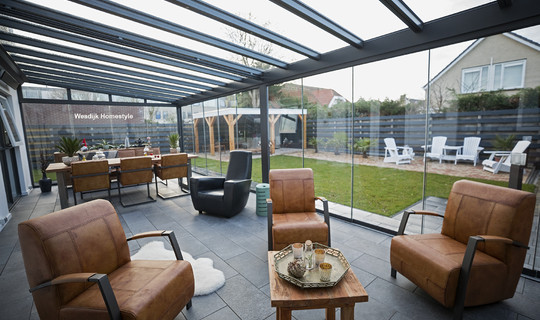 Terrasoverkapping tuinkamer met glazen schuifwanden en veranda zonwering